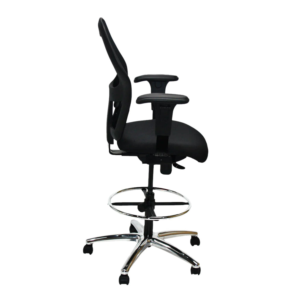 <tc>Ahrend</tc>: Chaise de dessinateur type 160 en tissu noir - Piètement en aluminium - Reconditionnée