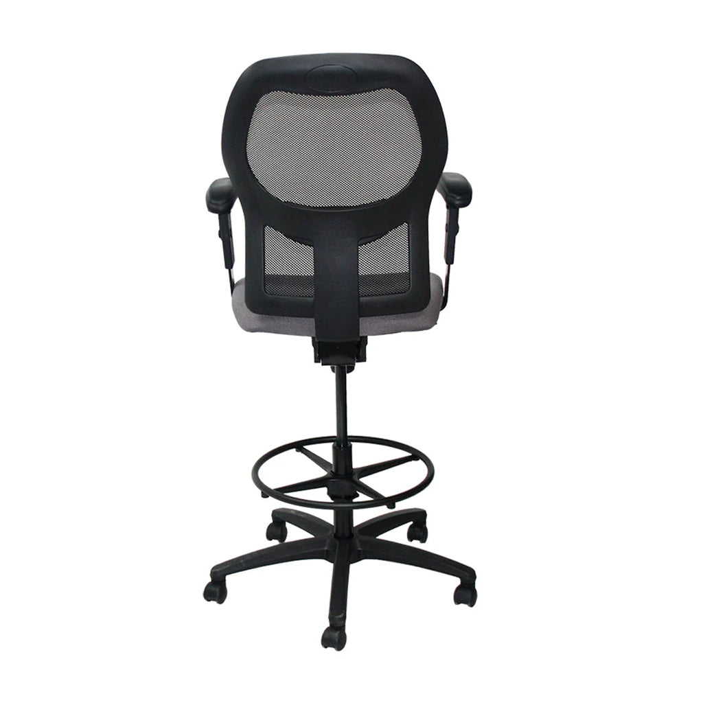 <tc>Ahrend</tc>: Chaise de dessinateur type 160 en tissu gris - Base noire - Reconditionnée
