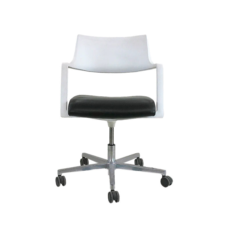 <tc>Brunner</tc>: Chaise pivotante Tempuro 6353/A en cuir noir - Reconditionnée