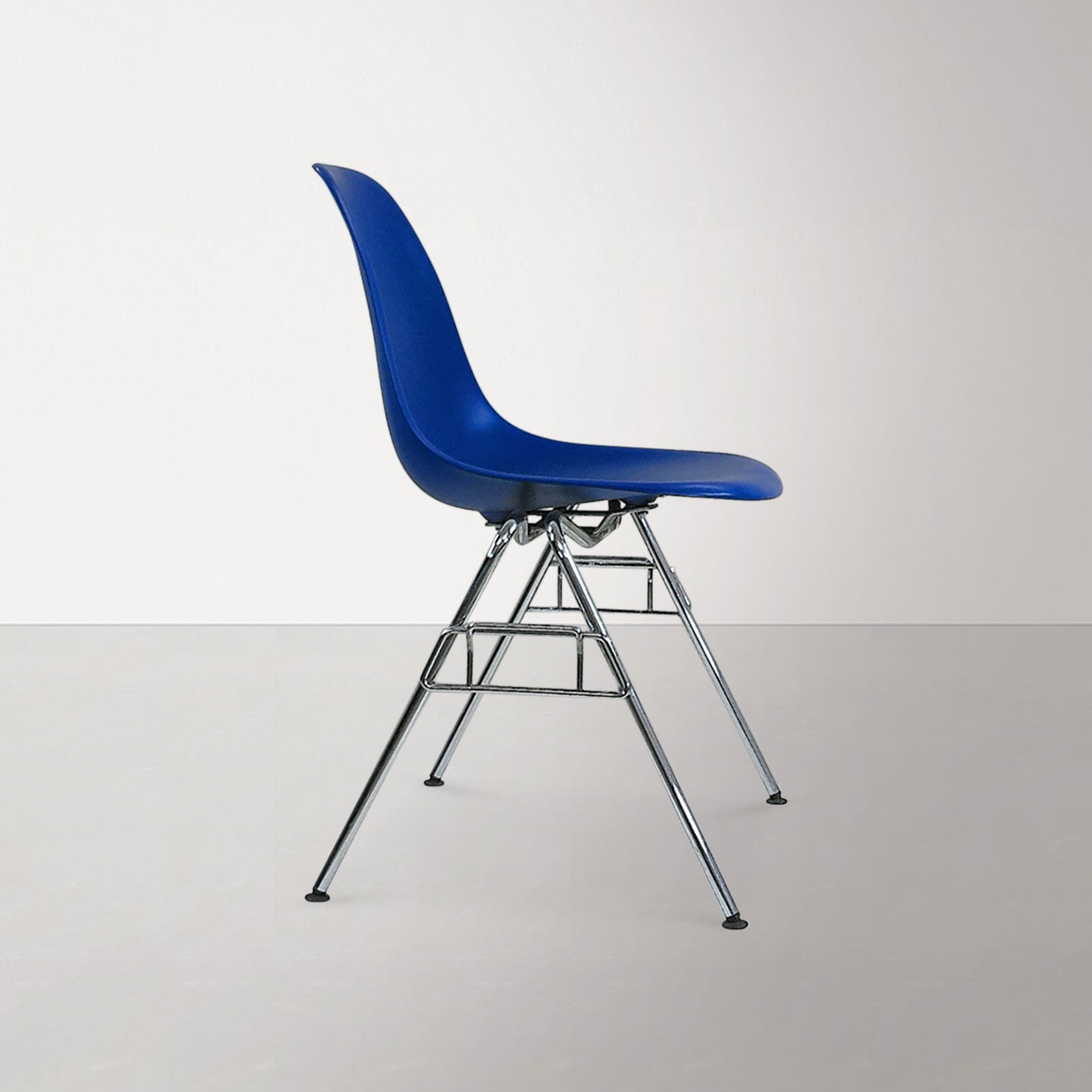 <tc>Vitra</tc> <tc>Eames</tc>: DSS - Chaise empilable - Reconditionnée