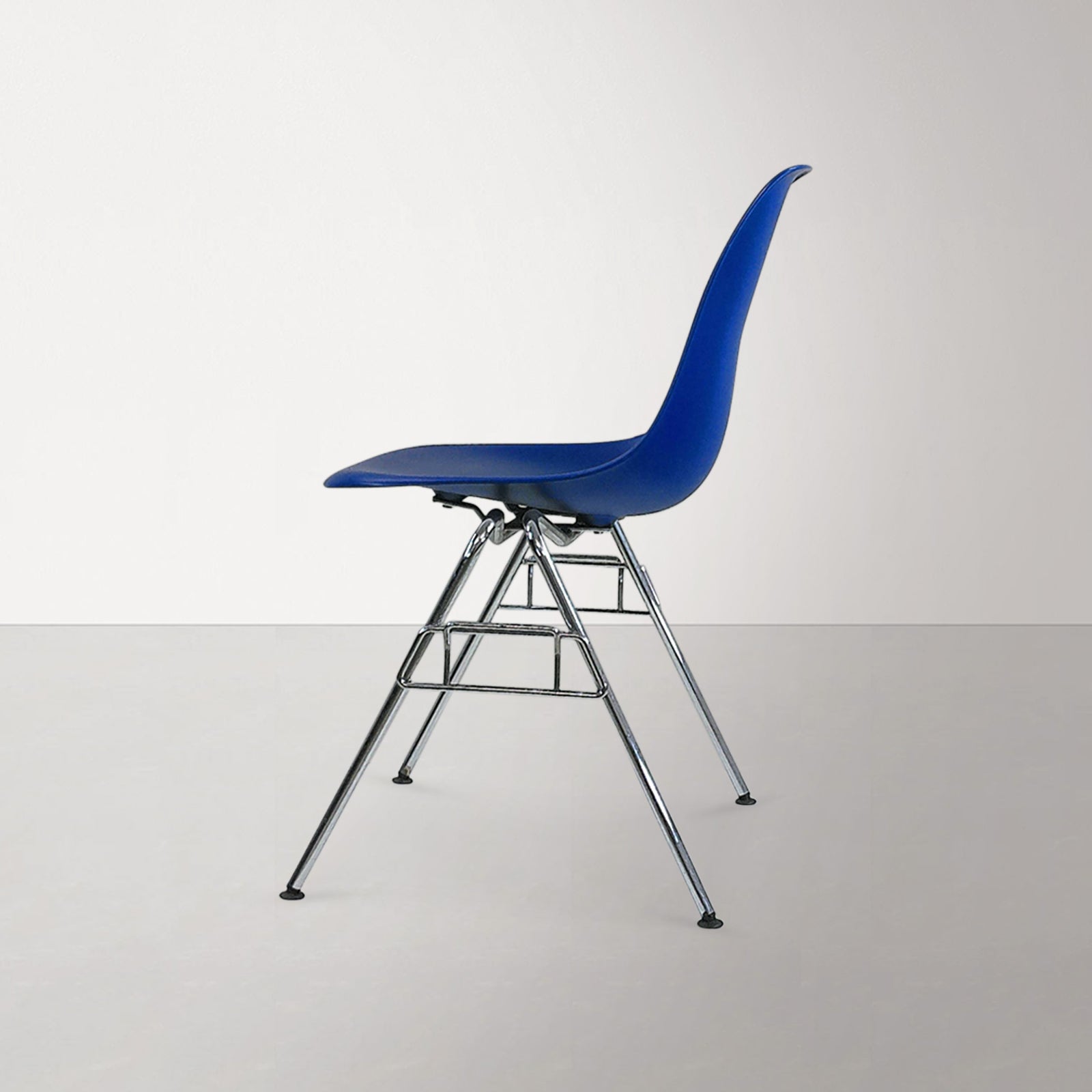 <tc>Vitra</tc> <tc>Eames</tc>: DSS - Chaise empilable - Reconditionnée