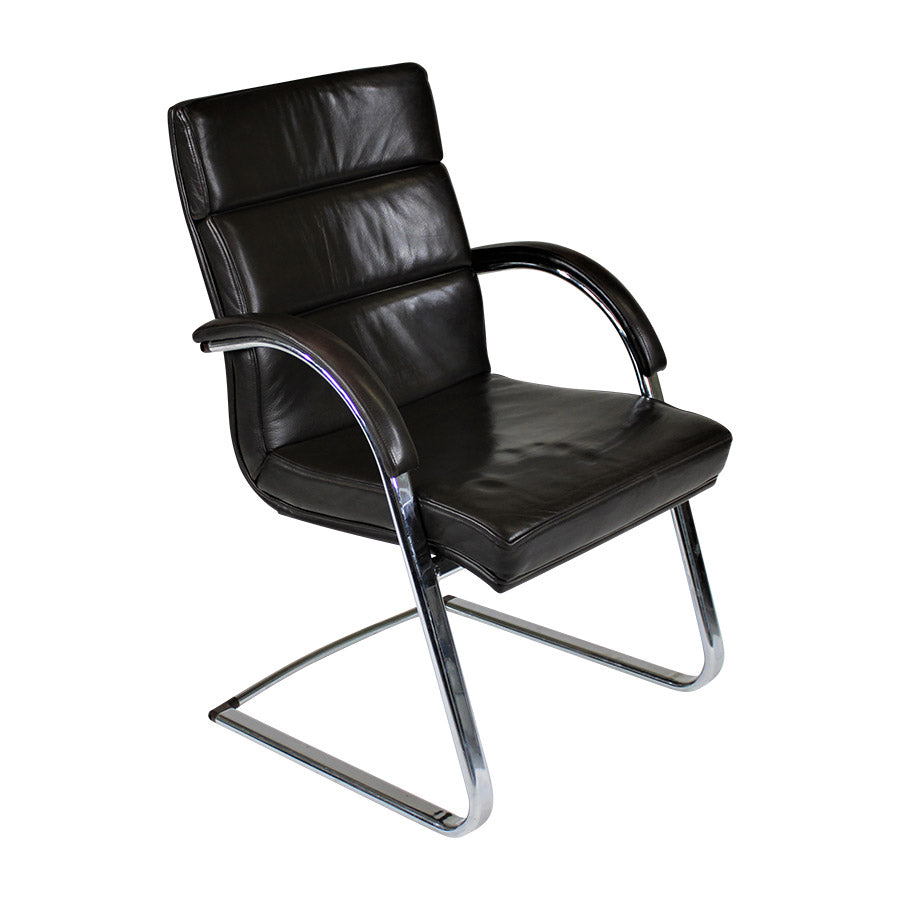 <tc>William Hands</tc>: Chaise de réunion exécutive en cuir marron foncé - Reconditionnée
