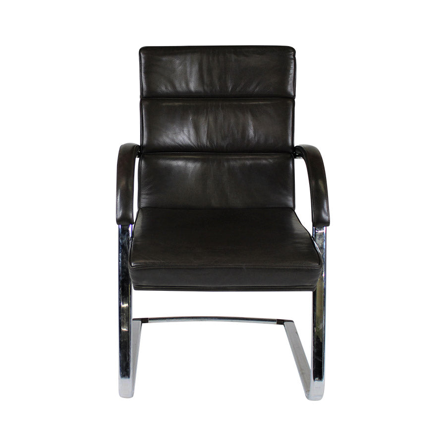 <tc>William Hands</tc>: Chaise de réunion exécutive en cuir marron foncé - Reconditionnée