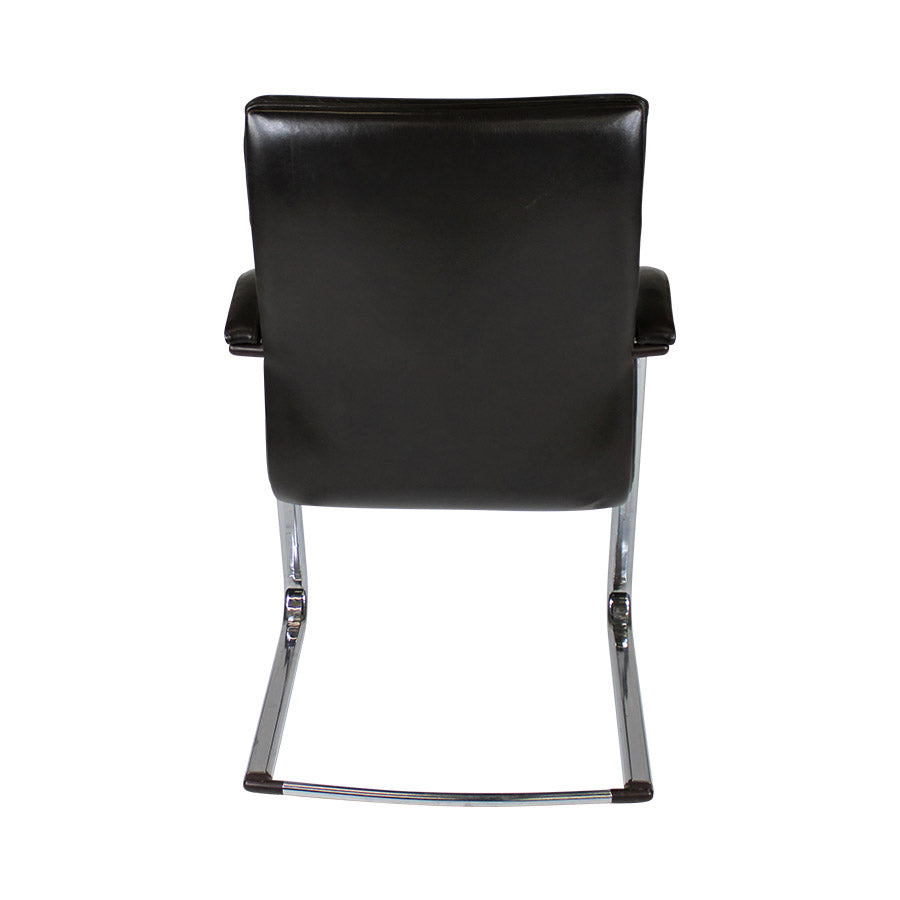 <tc>William Hands</tc>: Chaise de réunion exécutive en cuir marron foncé - Reconditionnée