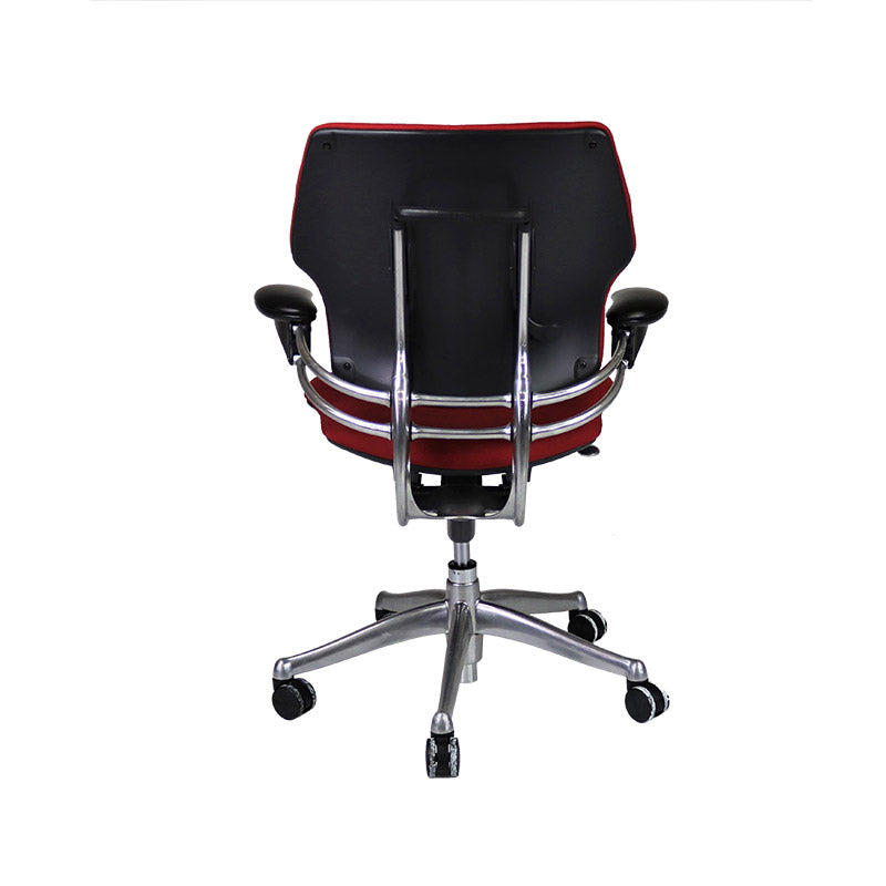 <tc>Humanscale</tc>: <tc>Freedom</tc> Chaise de bureau avec cadre en aluminium et tissu rouge - Reconditionnée