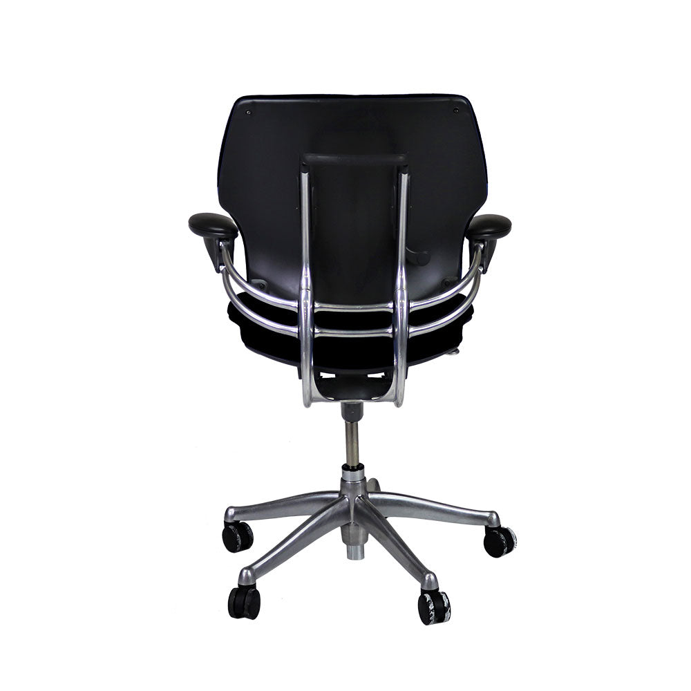 <tc>Humanscale</tc>: <tc>Freedom</tc> Chaise de bureau avec cadre en aluminium et tissu noir - Reconditionnée
