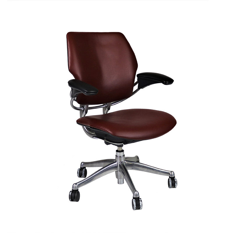 <tc>Humanscale</tc>: <tc>Freedom</tc> Chaise de bureau avec cadre en aluminium et cuir bordeaux - Reconditionnée
