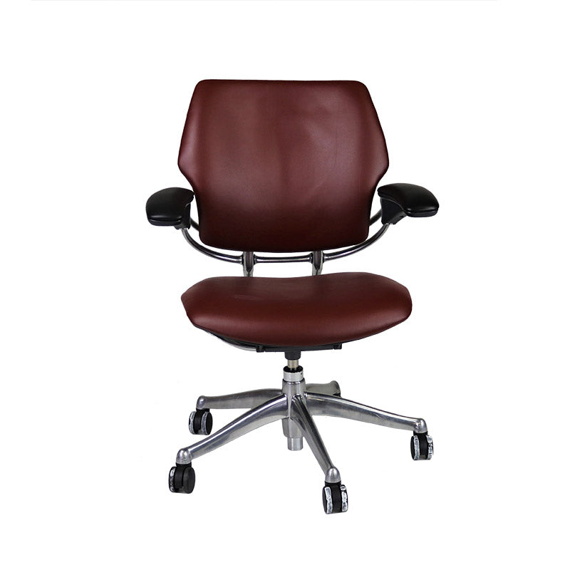 <tc>Humanscale</tc>: <tc>Freedom</tc> Chaise de bureau avec cadre en aluminium et cuir bordeaux - Reconditionnée