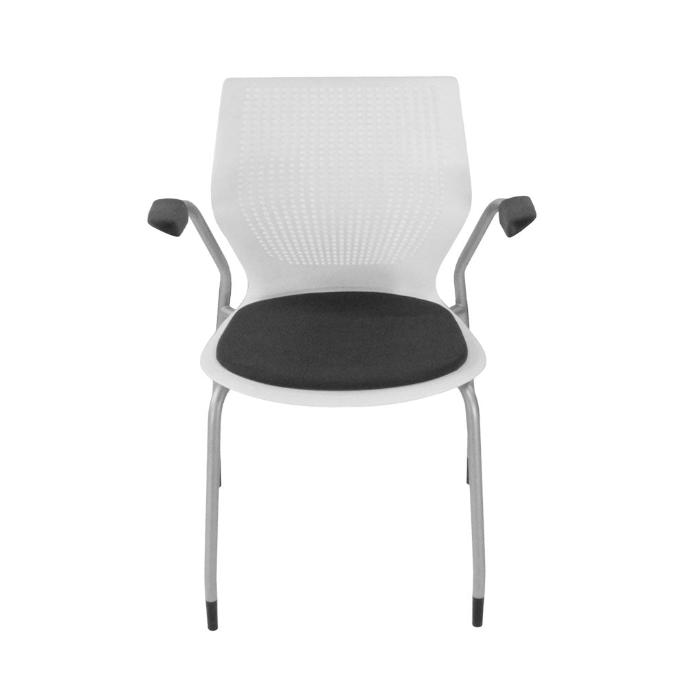<tc>Knoll</tc>: <tc>Multigeneration</tc> Chaise de réunion en tissu noir - Rénovée
