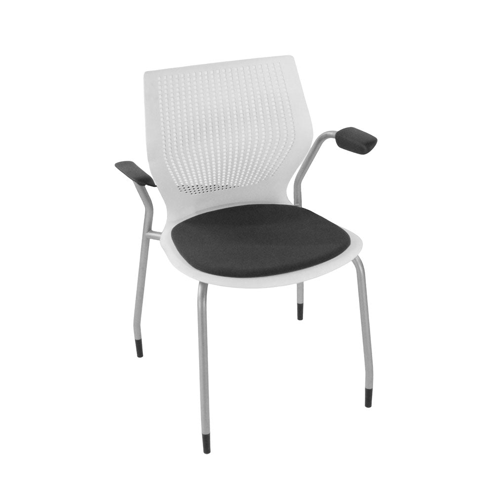 <tc>Knoll</tc>: <tc>Multigeneration</tc> Chaise de réunion en tissu noir - Rénovée