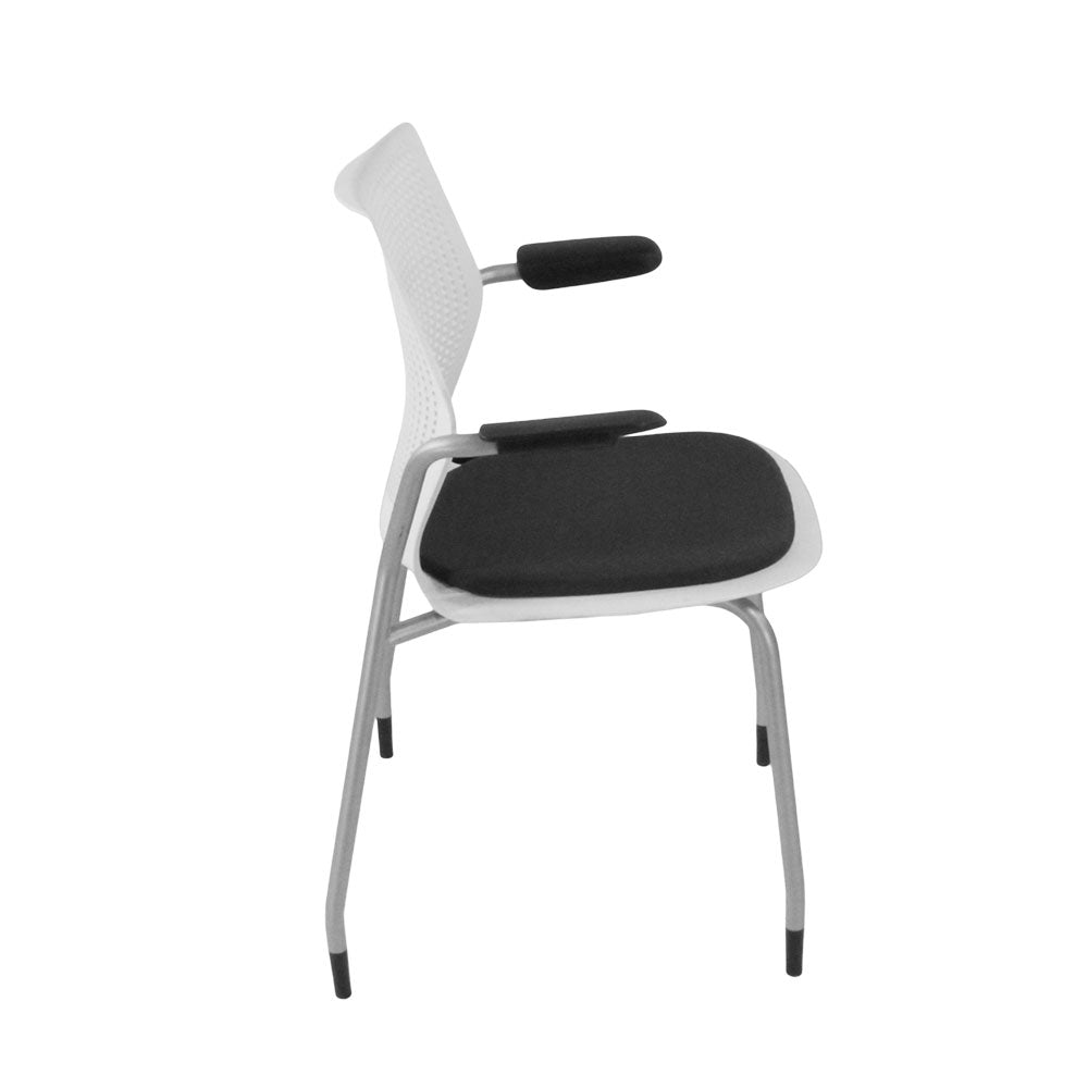 <tc>Knoll</tc>: <tc>Multigeneration</tc> Chaise de réunion en tissu noir - Rénovée