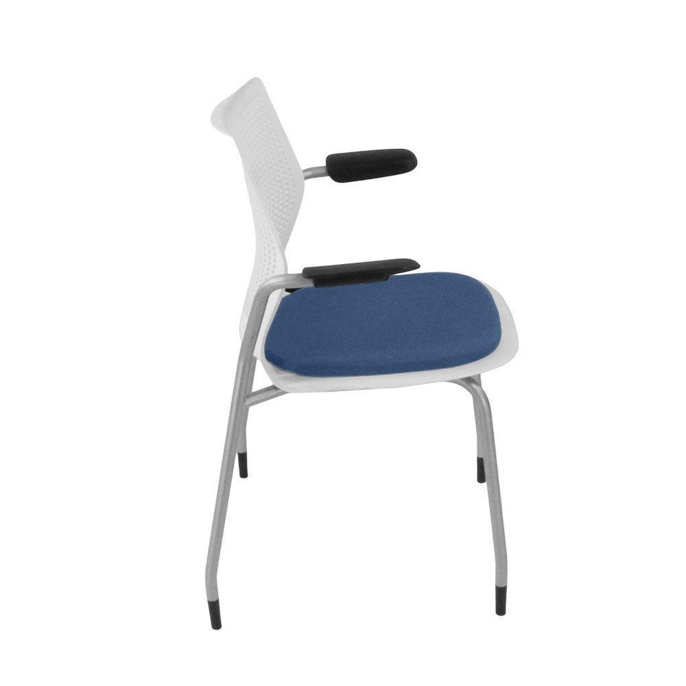 <tc>Knoll</tc>: <tc>Multigeneration</tc> Chaise de réunion en tissu bleu - Rénovée