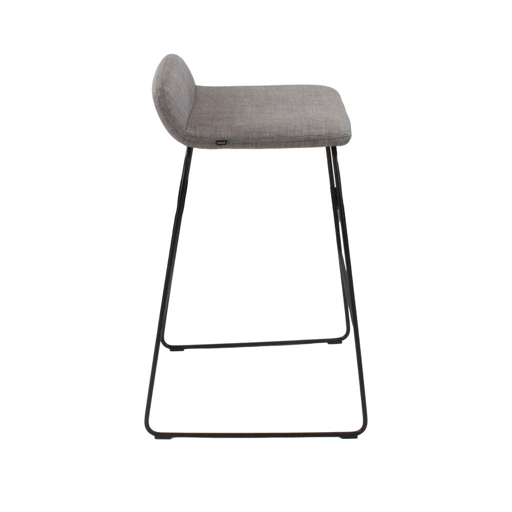 M.A.D: Tabouret de bar Lolli en tissu gris - Reconditionné