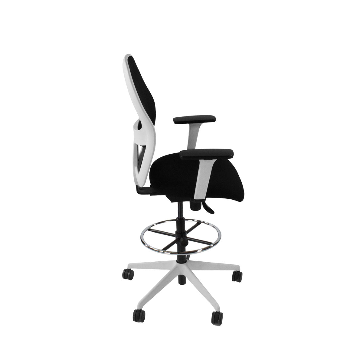 <tc>Ahrend</tc>: Chaise de dessinateur type 160 en tissu noir - Base blanche - Reconditionnée