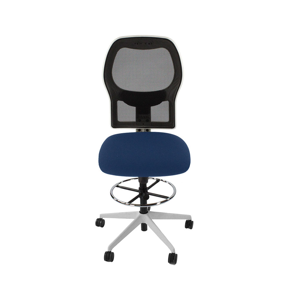 <tc>Ahrend</tc>: Chaise de dessinateur type 160 sans accoudoirs en tissu bleu - Base blanche - Reconditionnée