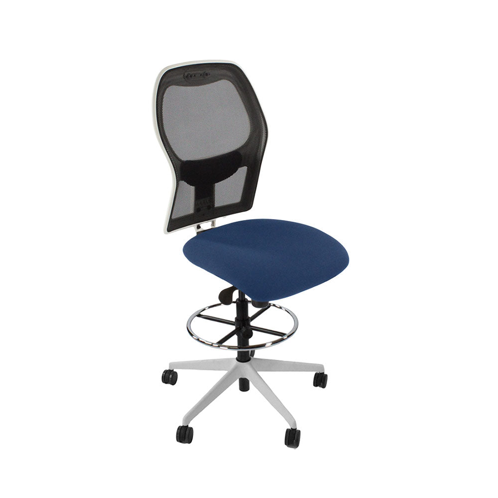 <tc>Ahrend</tc>: Chaise de dessinateur type 160 sans accoudoirs en tissu bleu - Base blanche - Reconditionnée
