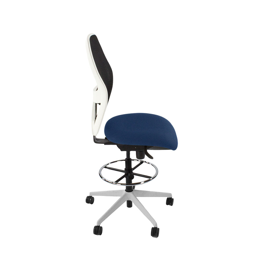 <tc>Ahrend</tc>: Chaise de dessinateur type 160 sans accoudoirs en tissu bleu - Base blanche - Reconditionnée