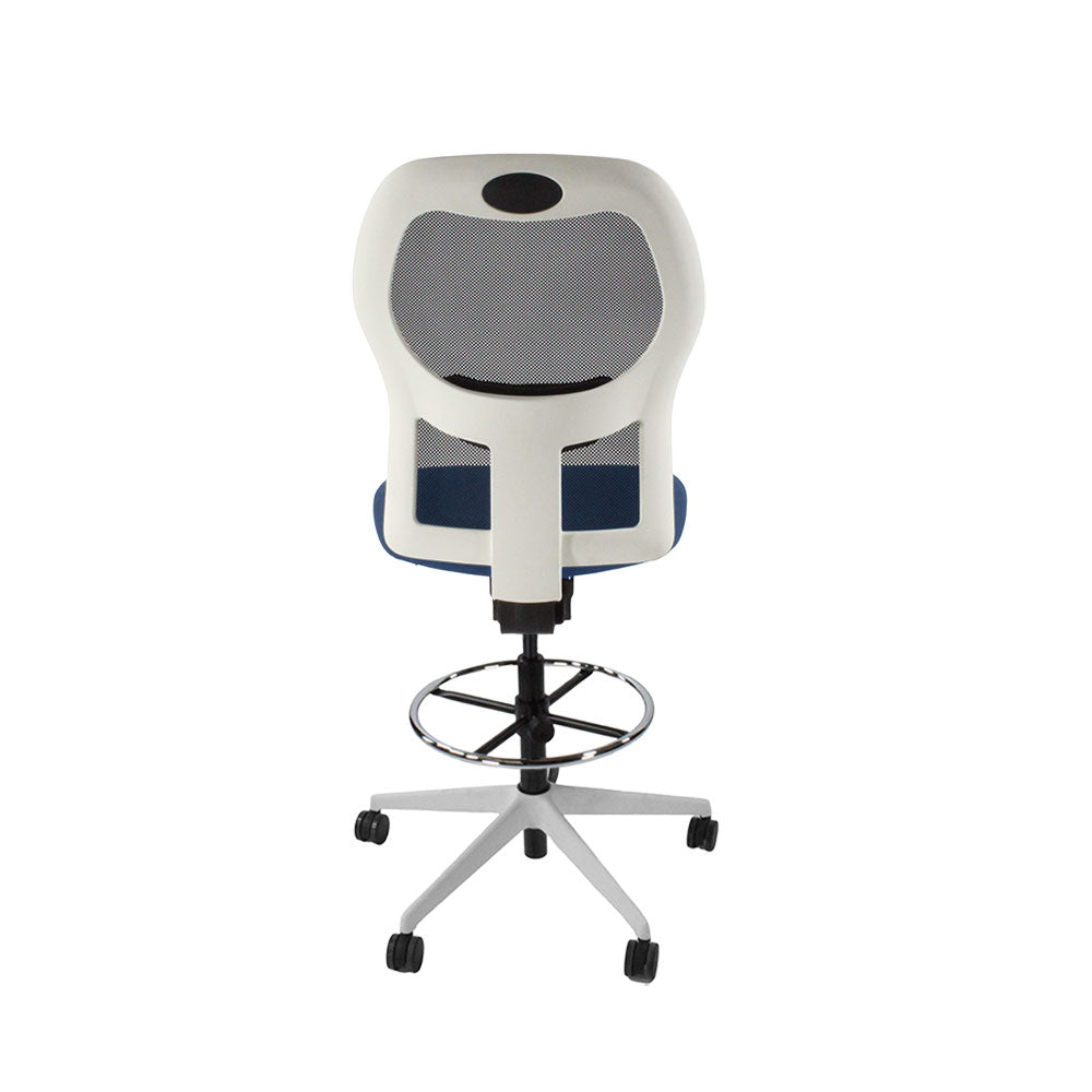<tc>Ahrend</tc>: Chaise de dessinateur type 160 sans accoudoirs en tissu bleu - Base blanche - Reconditionnée