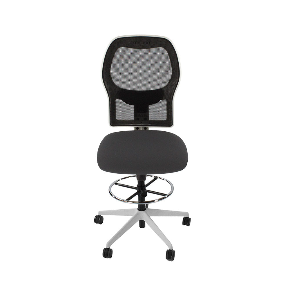 <tc>Ahrend</tc>: Chaise de dessinateur type 160 sans accoudoirs en tissu gris - Base blanche - Reconditionnée