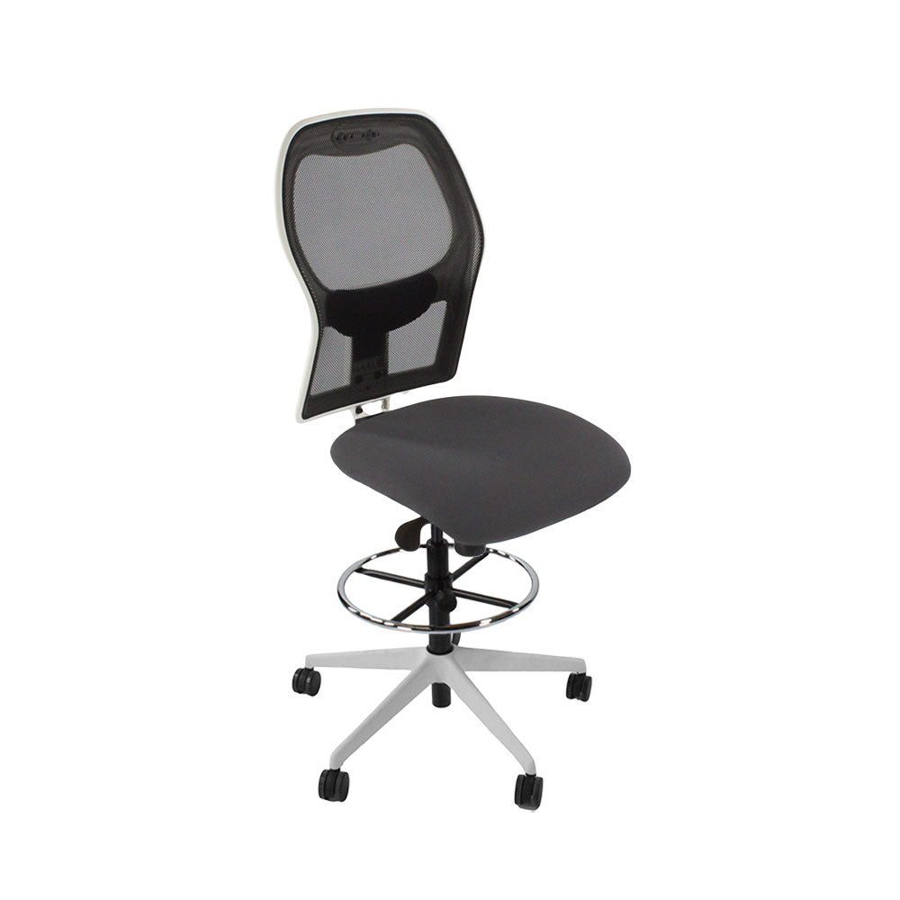 <tc>Ahrend</tc>: Chaise de dessinateur type 160 sans accoudoirs en tissu gris - Base blanche - Reconditionnée