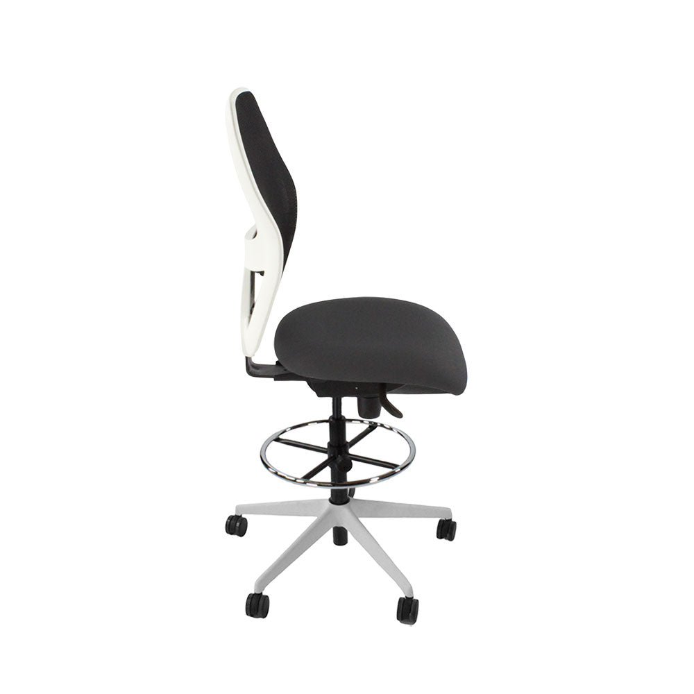 <tc>Ahrend</tc>: Chaise de dessinateur type 160 sans accoudoirs en tissu gris - Base blanche - Reconditionnée