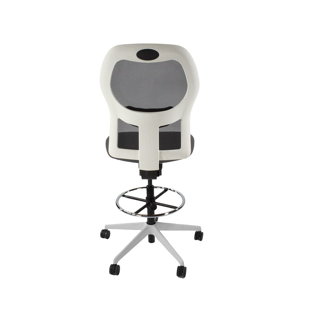 <tc>Ahrend</tc>: Chaise de dessinateur type 160 sans accoudoirs en tissu gris - Base blanche - Reconditionnée