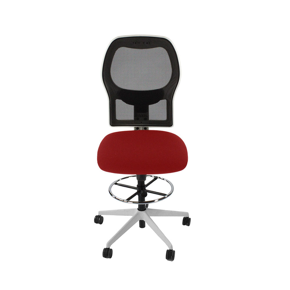 <tc>Ahrend</tc>: Chaise de dessinateur type 160 sans accoudoirs en tissu rouge - Base blanche - Reconditionnée