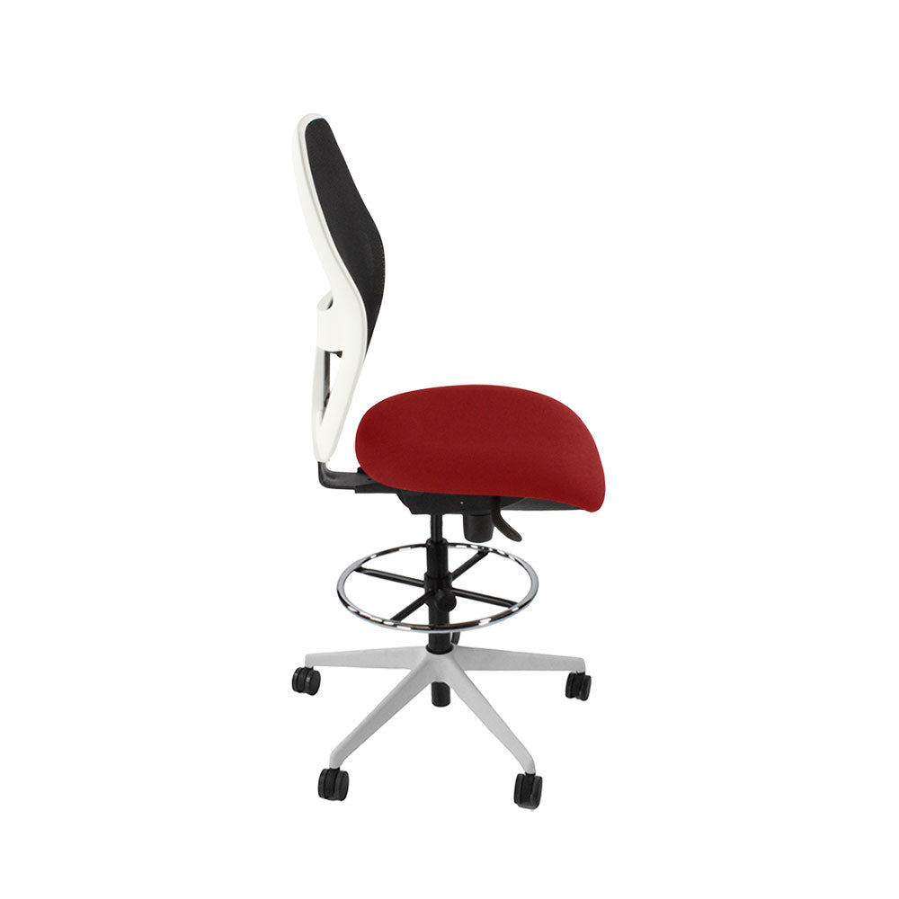 <tc>Ahrend</tc>: Chaise de dessinateur type 160 sans accoudoirs en tissu rouge - Base blanche - Reconditionnée