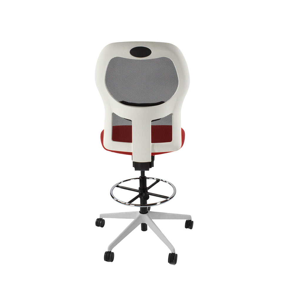 <tc>Ahrend</tc>: Chaise de dessinateur type 160 sans accoudoirs en tissu rouge - Base blanche - Reconditionnée