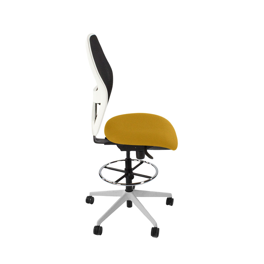 <tc>Ahrend</tc>: Chaise de dessinateur type 160 sans accoudoirs en tissu jaune - Base blanche - Reconditionnée