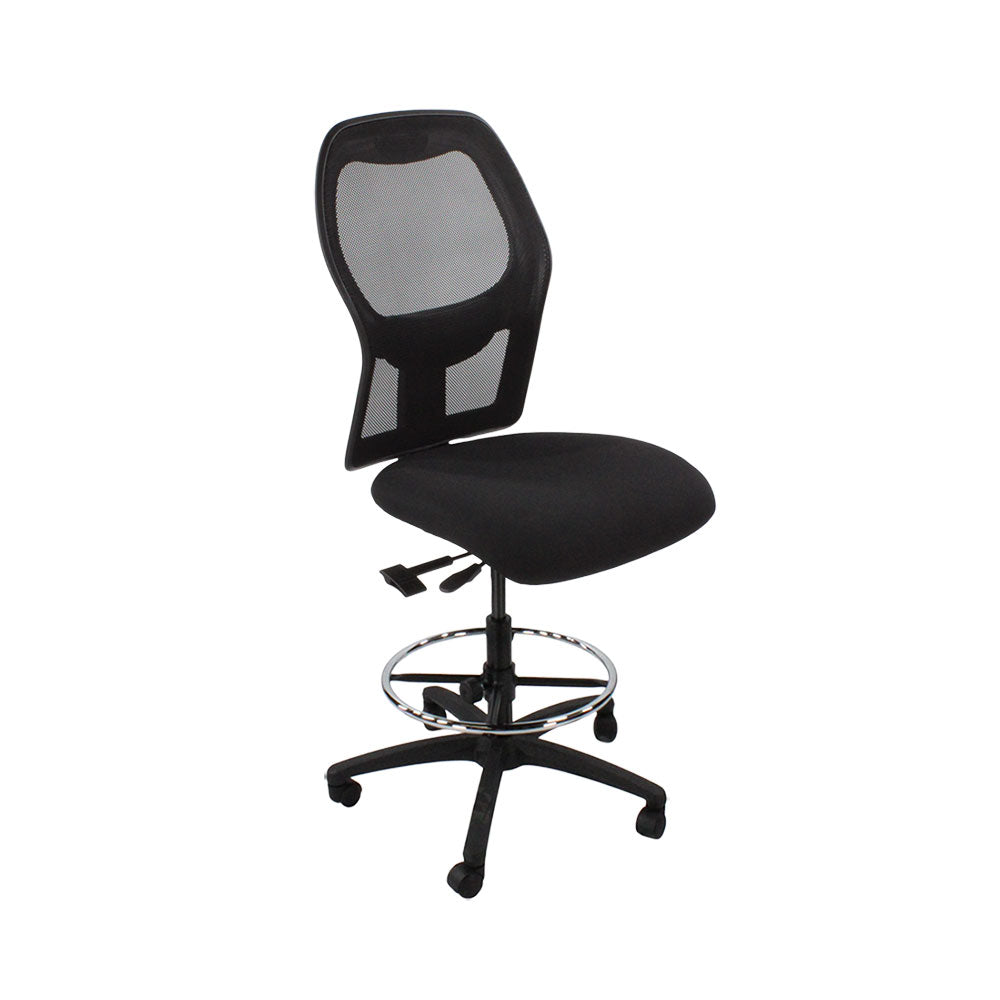 <tc>Ahrend</tc>: Chaise de dessinateur type 160 sans accoudoirs en tissu noir - Base noire - Reconditionnée