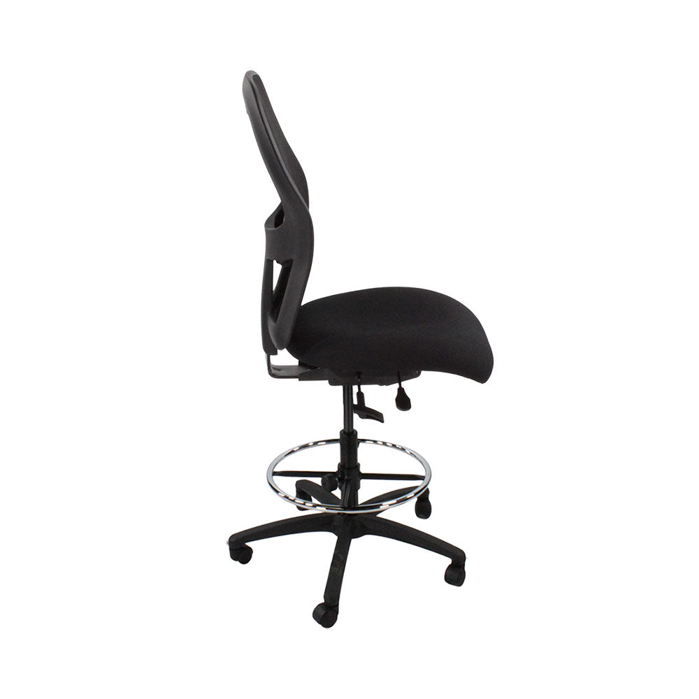 <tc>Ahrend</tc>: Chaise de dessinateur type 160 sans accoudoirs en tissu noir - Base noire - Reconditionnée