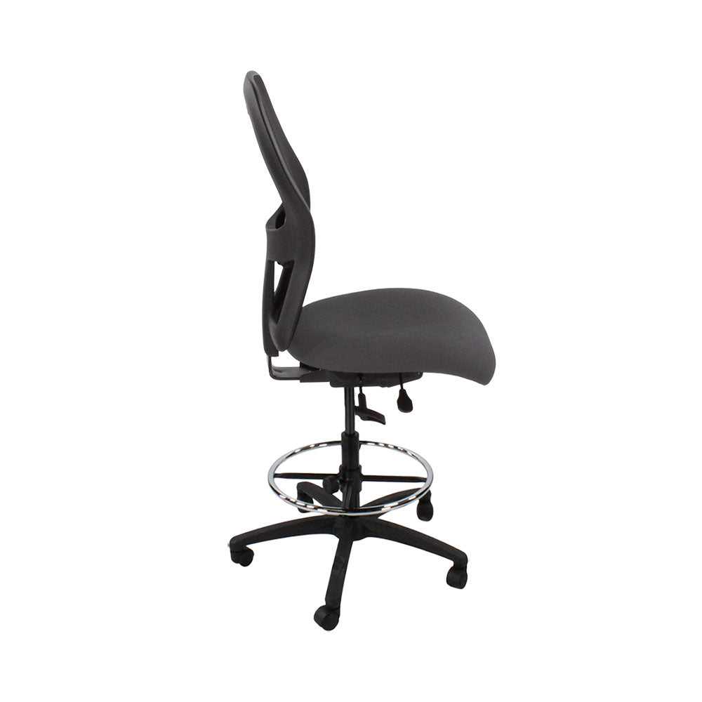 <tc>Ahrend</tc>: Chaise de dessinateur type 160 sans accoudoirs en tissu gris - Base noire - Reconditionnée