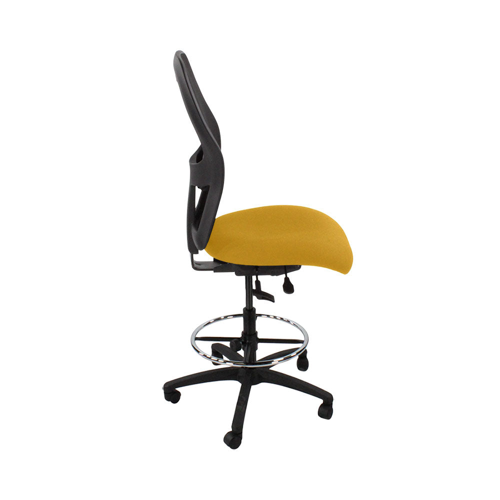 <tc>Ahrend</tc>: Chaise de dessinateur type 160 sans accoudoirs en tissu jaune - Base noire - Reconditionnée