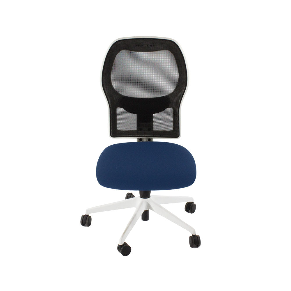 <tc>Ahrend</tc>: : Chaise de travail de type 160 en tissu bleu/cadre blanc sans accoudoirs - Reconditionnée