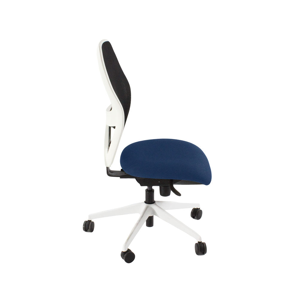 <tc>Ahrend</tc>: : Chaise de travail de type 160 en tissu bleu/cadre blanc sans accoudoirs - Reconditionnée