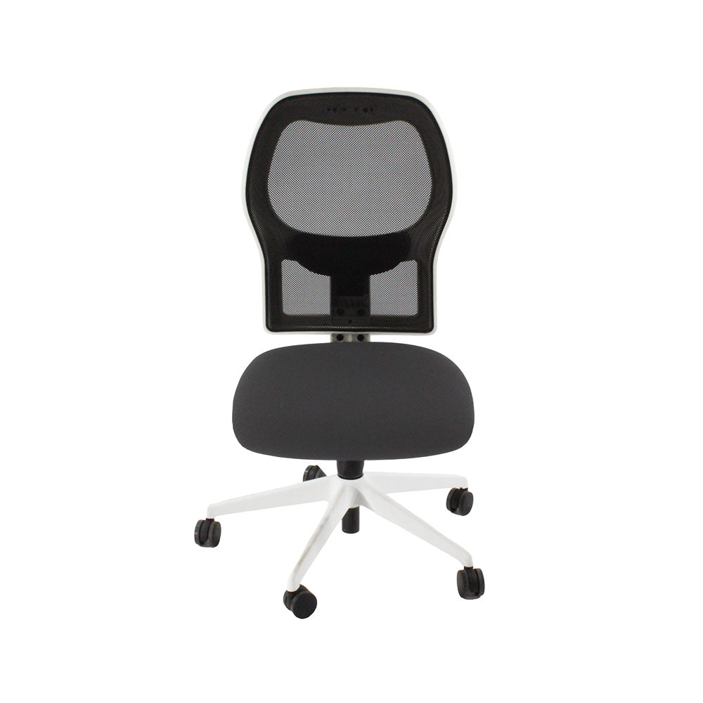 <tc>Ahrend</tc>: : Chaise de travail de type 160 en tissu gris/cadre blanc sans accoudoirs - Reconditionnée
