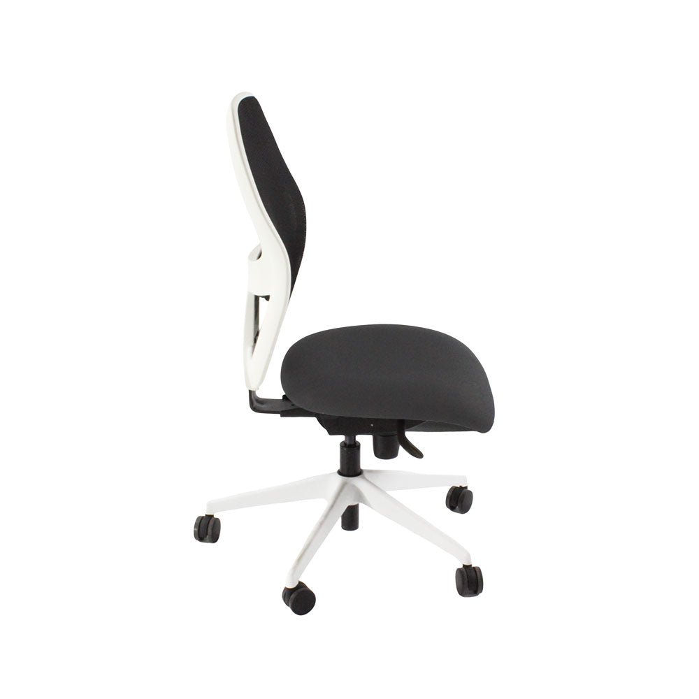 <tc>Ahrend</tc>: : Chaise de travail de type 160 en tissu gris/cadre blanc sans accoudoirs - Reconditionnée