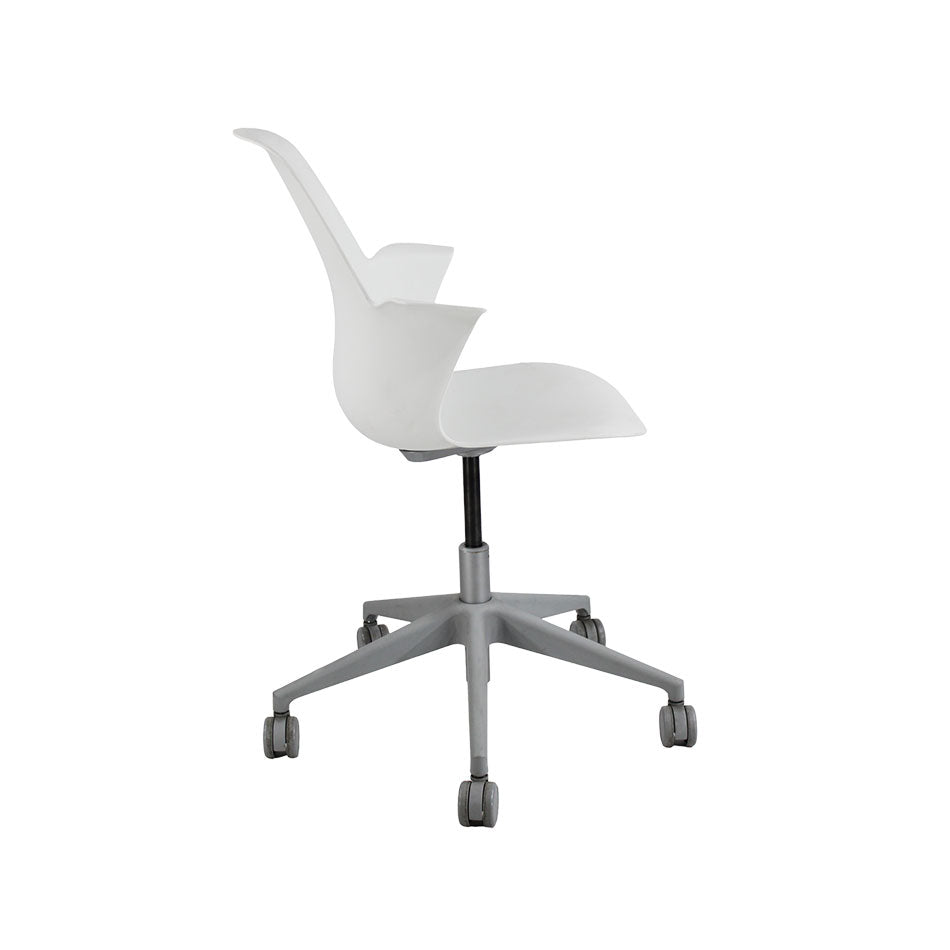 <tc>Steelcase</tc>: <tc>Node</tc> Chaise blanche - Rénovée