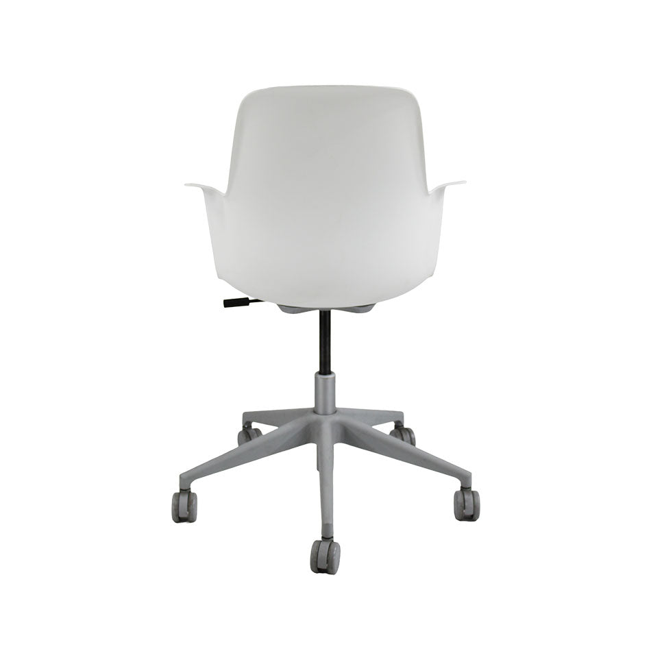 <tc>Steelcase</tc>: <tc>Node</tc> Chaise blanche - Rénovée