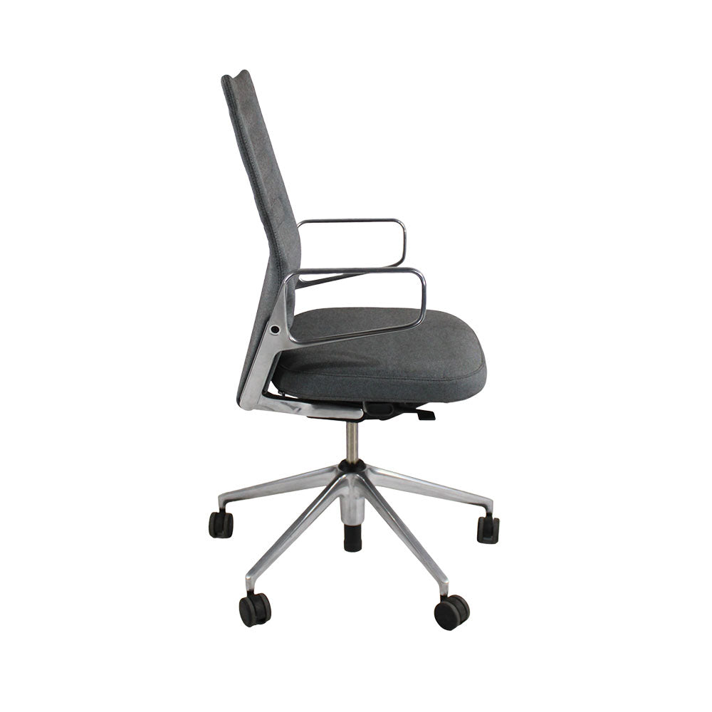 <tc>Vitra</tc>: Chaise de réunion AC4 en tissu gris - Reconditionnée
