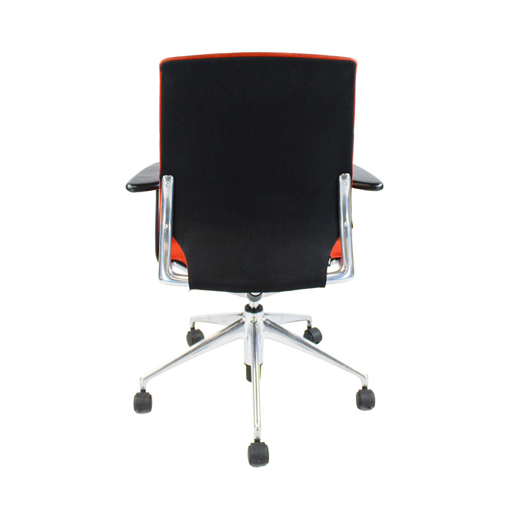 <tc>Vitra</tc>: Chaise de bureau Meda avec cadre en aluminium et tissu rouge - Reconditionnée
