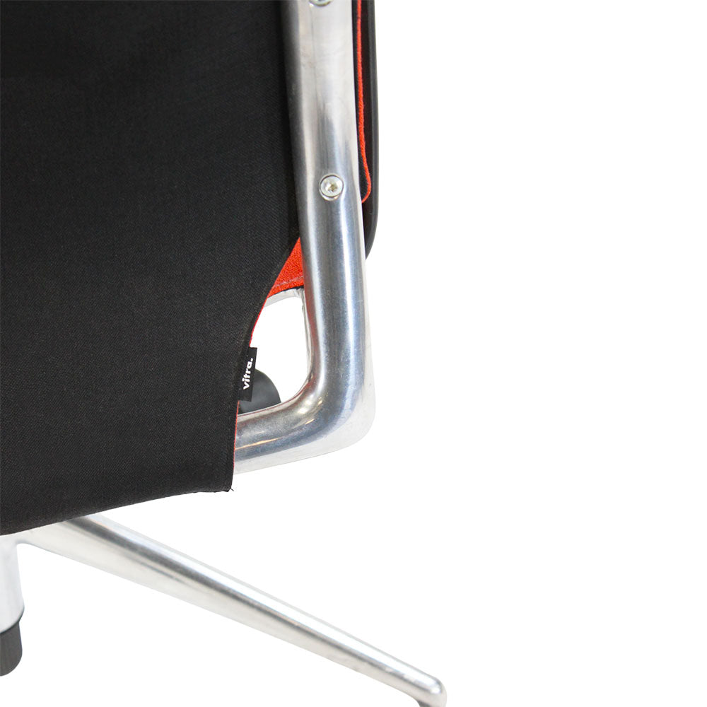 <tc>Vitra</tc>: Chaise de bureau Meda avec cadre en aluminium et tissu rouge - Reconditionnée
