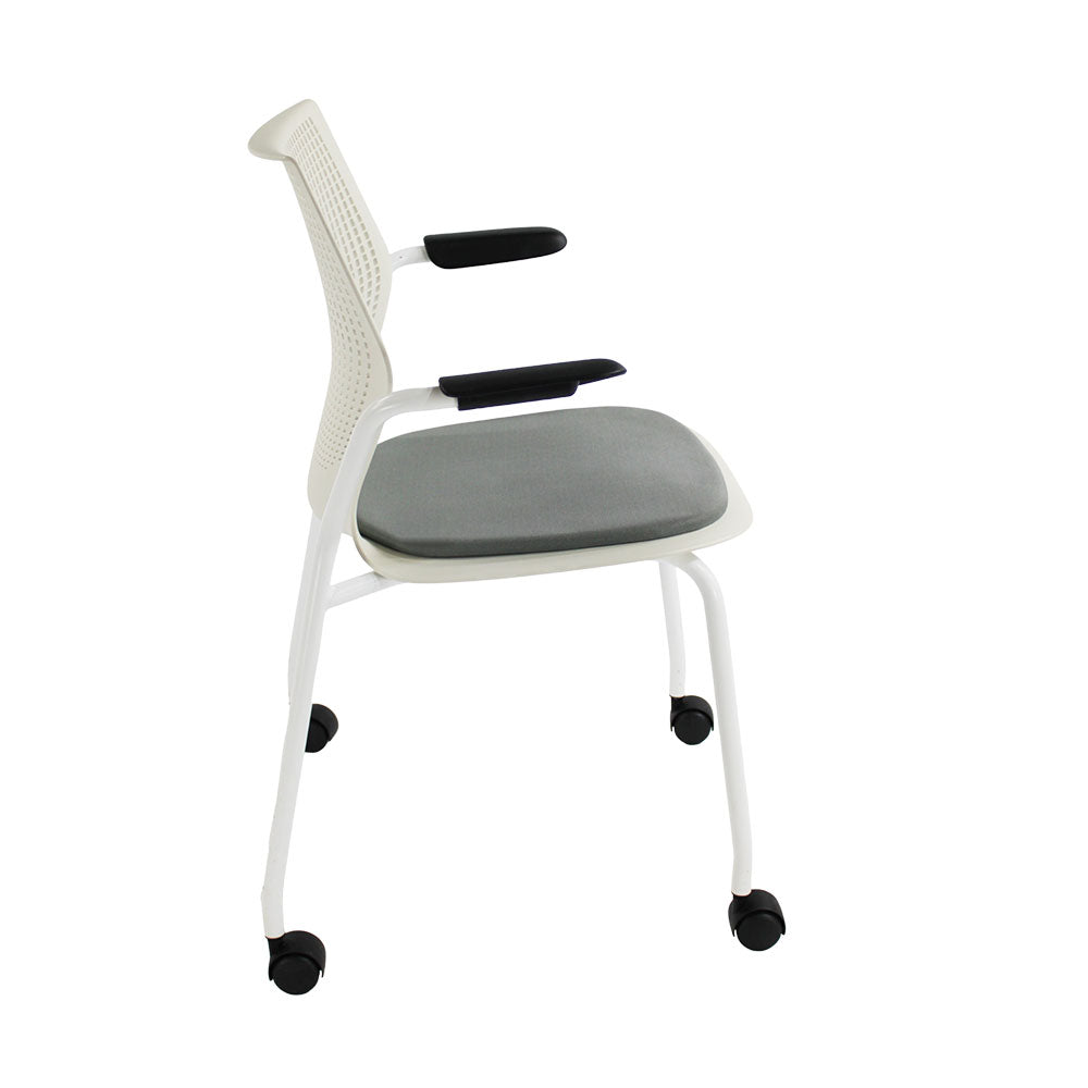 <tc>Knoll</tc>: <tc>Multigeneration</tc> Chaise de réunion à roulettes en tissu gris - Reconditionnée
