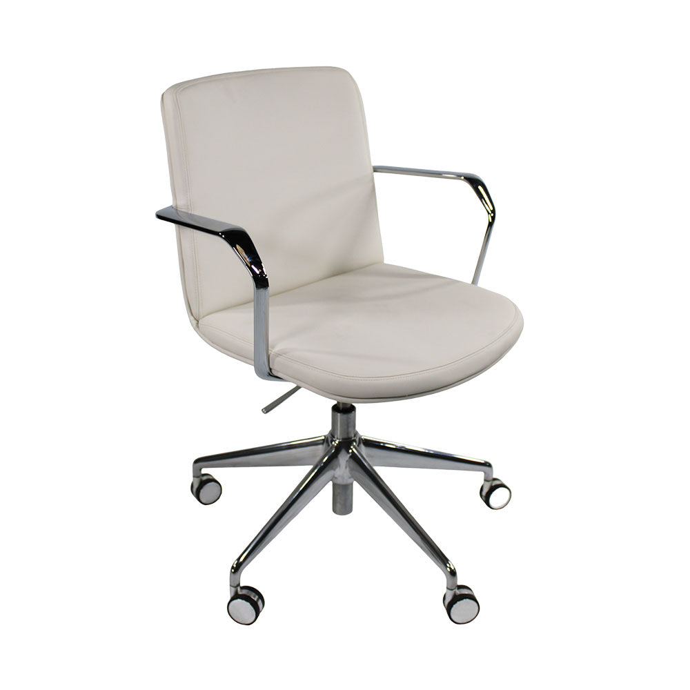 Orangebox: chaise Calder MBS5 en cuir blanc - rénové