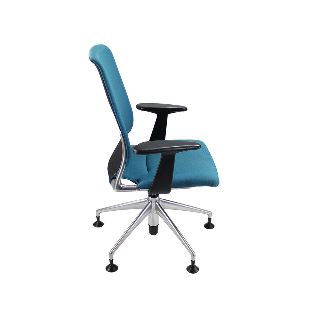 <tc>Vitra</tc>: Chaise de bureau Meda avec cadre en aluminium et tissu bleu - Reconditionnée