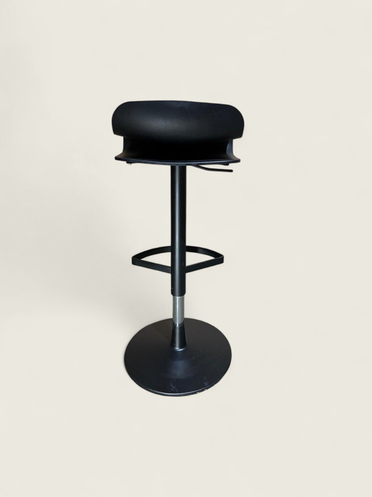 <tc>Kristalia</tc>: Tabouret de bar - Remis à neuf