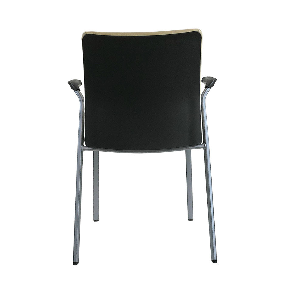 <tc>Steelcase</tc>: Chaise empilable en cuir crème d'origine - Reconditionnée
