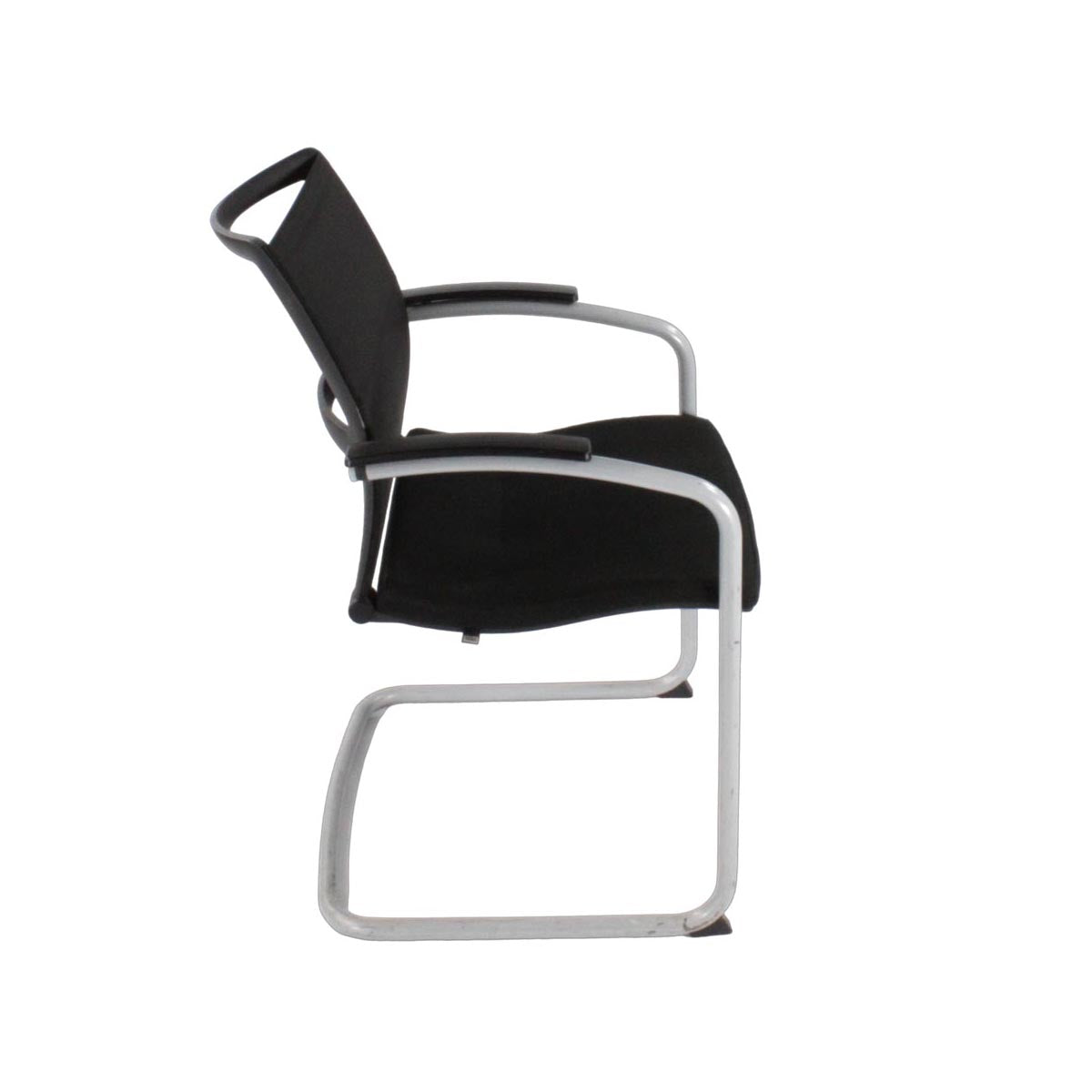 <tc>Sedus</tc>: Chaise cantilever ouverte avec dossier en maille et tissu noir - Reconditionnée