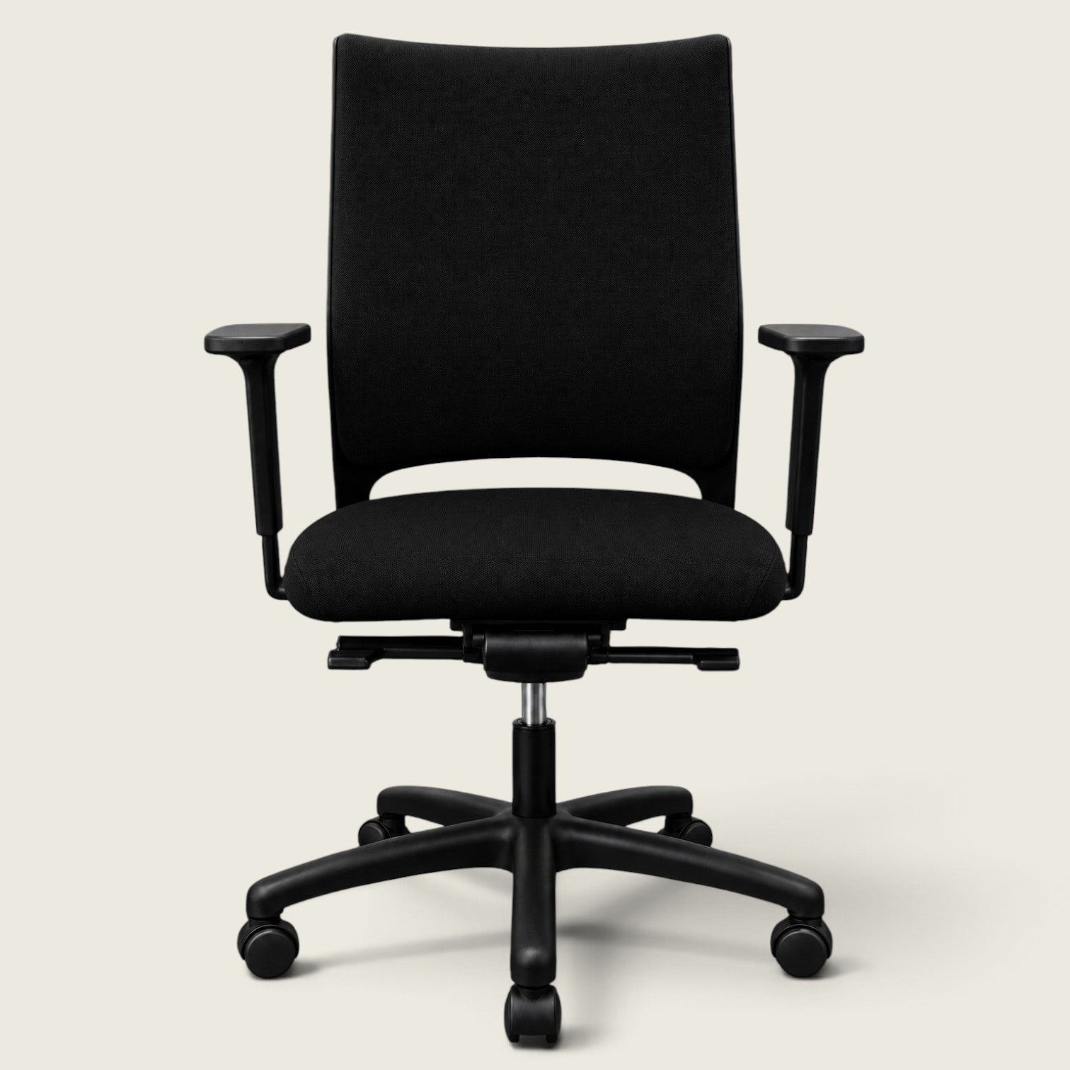 <tc>Sedus</tc>: <tc>Quarterback</tc> Chaise de bureau en tissu noir avec dossier en tissu noir, remise à neuf